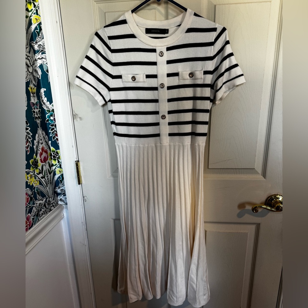 Old Money Navy and Cream striped sweater dress Medium NWOT - Picture 4 of 6